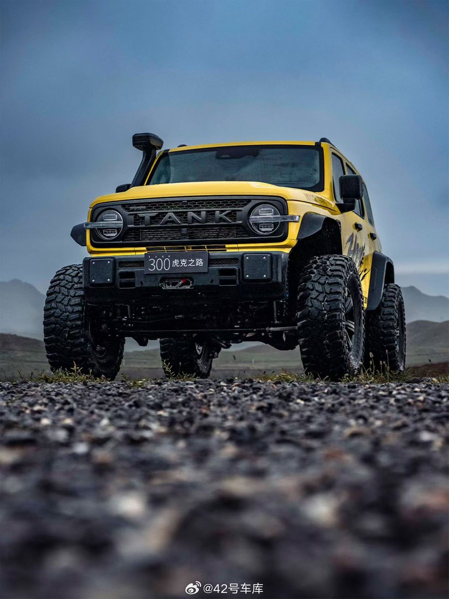 42HOWAuto's tweet photo. Front and rear solid axles, an ultra-hardcore, gasoline-only “Tank 300 Hooke Road.” Priced at RMB 250,000, the first batch of 300 units has sold out. The vehicle looks genuinely impressive. https://t.co/VgMbIH5r6z