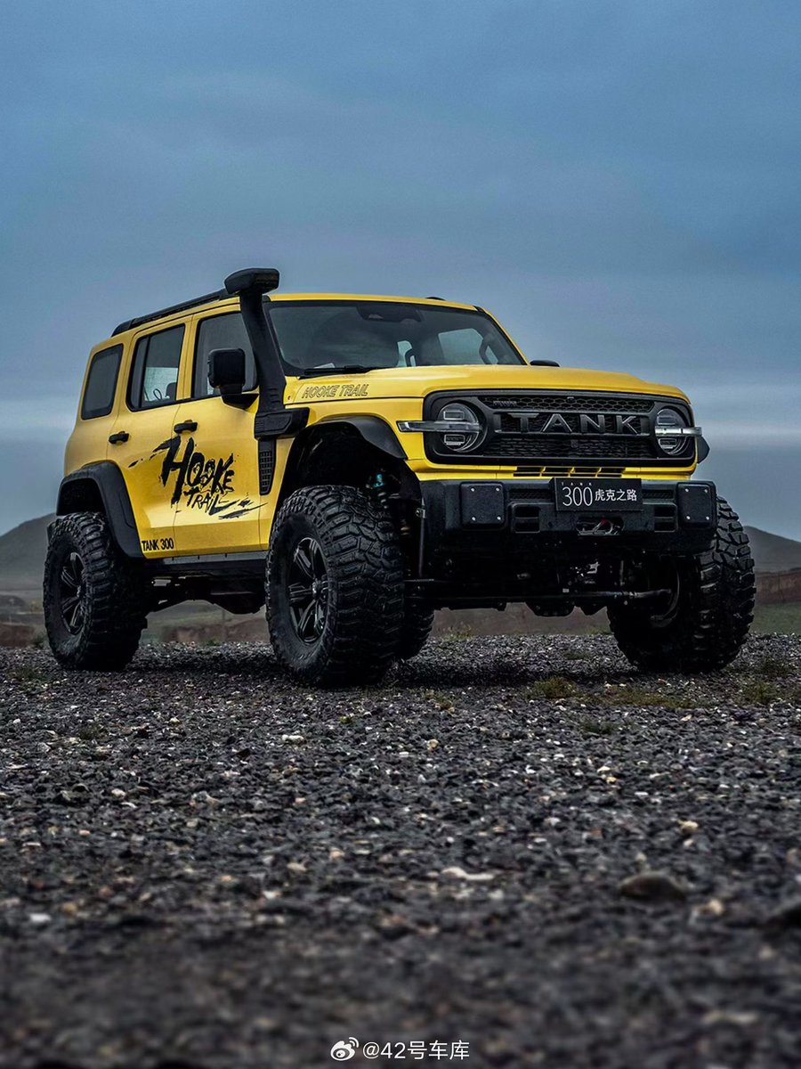 42HOWAuto's tweet photo. Front and rear solid axles, an ultra-hardcore, gasoline-only “Tank 300 Hooke Road.” Priced at RMB 250,000, the first batch of 300 units has sold out. The vehicle looks genuinely impressive. https://t.co/VgMbIH5r6z