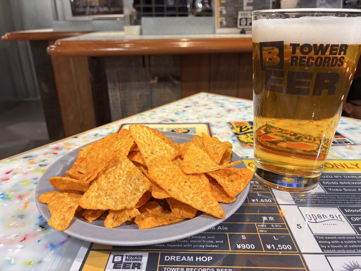 youth67's tweet photo. まじでタワレコ内で酒のめた😳

そして社長のエッセ��推してあって笑

#敷嶋てとら https://t.co/UpboSyDnAZ