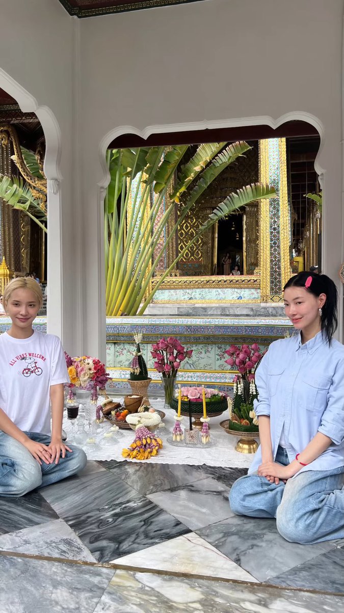 2_jjj_2's tweet photo. 💬: today is a great, auspicious day. brought janjingjing and mae godji to pay respects to the Emerald Buddha and offer food to the Buddha together with full sets of offerings. success, happiness, and wishes fulfilled as intended for sure
#.refinedmeritmaking 🩷❤️

#JanJingjing https://t.co/GVPVVV4mrr