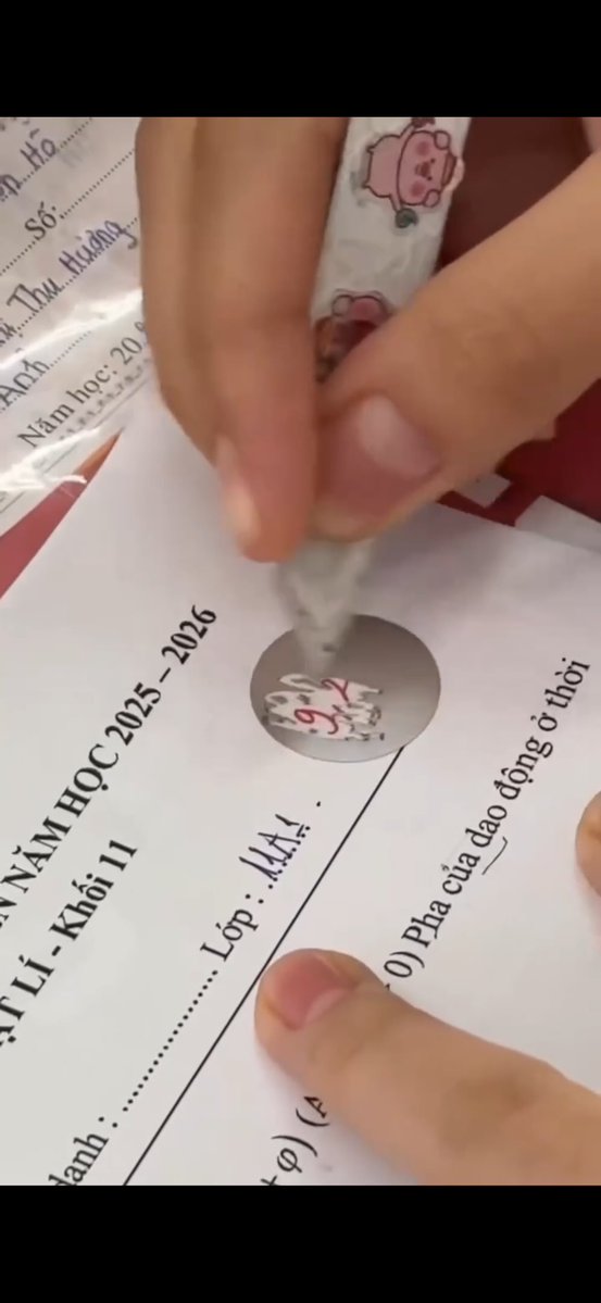 zulfareni4's tweet photo. LUCU BANGET Baru kali ini nerima kertas ujian malah bikin excited bukan deg-degan 😭 satu kelas auto heboh pas liat, gak nyangka reaksinya bakal segini rame 👀✨️ https://t.co/u0zqjihrZF