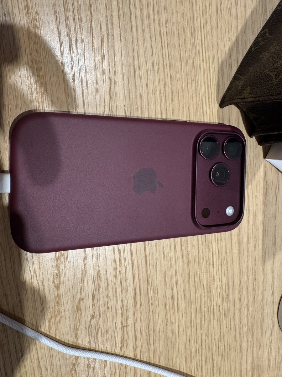 lapislazuli_RM's tweet photo. iPhone18pro買った！！！！シックでとても良い色 https://t.co/VfSfBwRC8a