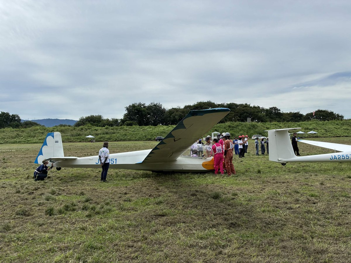 TokaiAviation13's tweet photo. 選手よりコメントです
「天候不良のため慣熟フライトなしでスタートを切った新人戦でした。いつもの訓練で乗っている東海13(ASK13)と同じ機種のja2151(アヒル)に乗ることが��き普段通りの落ち着いたフライトをすることができました！」 https://t.co/Zx0SYpmkNh