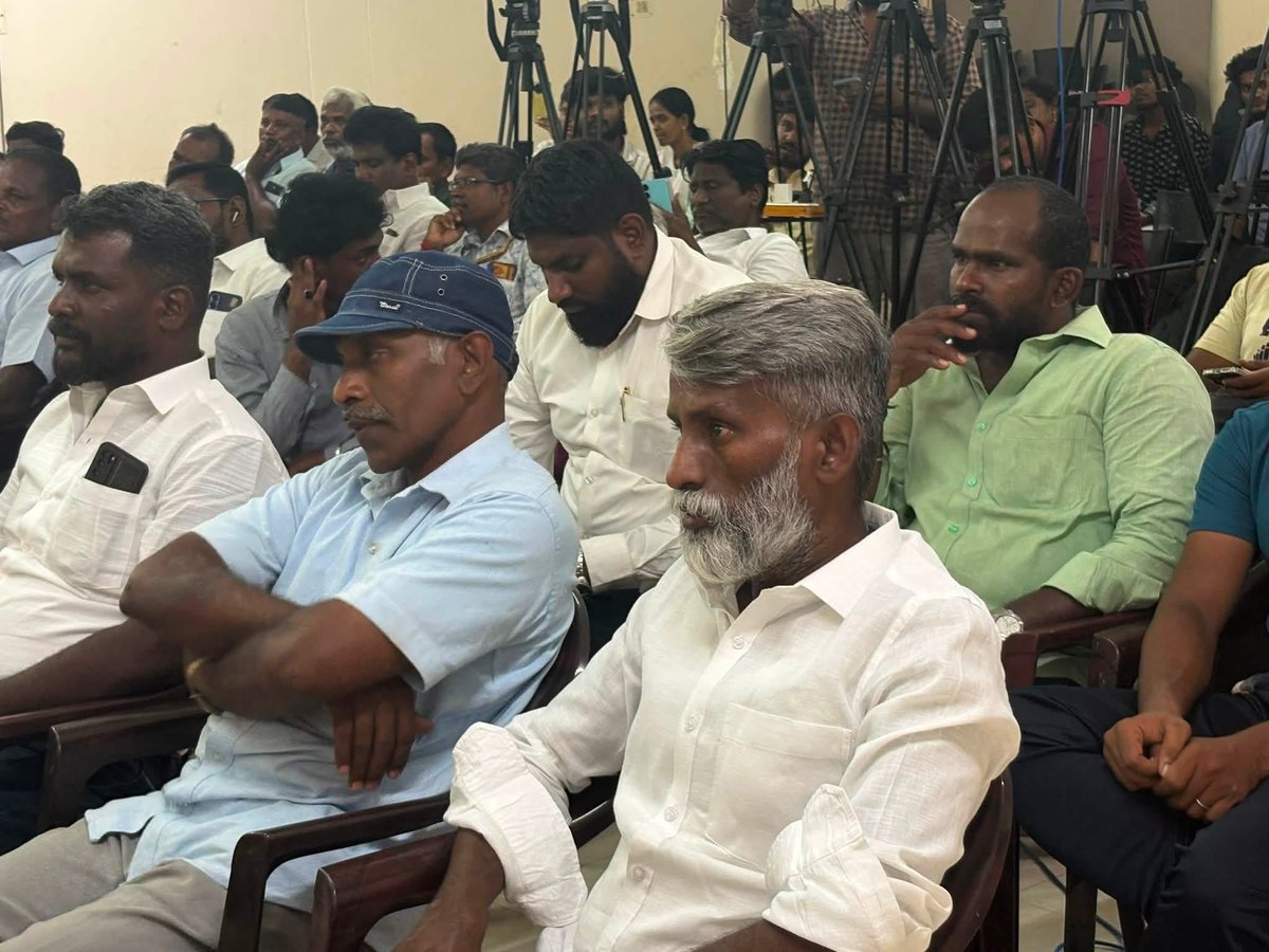 itskeeran's tweet photo. ஈழத்தில் காணாமல் ஆக்கப்பட்டோருக்கும், தமிழின அழிப்புக்கும் நீதி கோரி சென்னை நடைபெற்ற கருத்தரங்கில் குரல் கொடுத்த அனைத்து உறவுகளுக்கும் நன்றி! ❤️

சர்வதேசமே! நீதி கொடு! ✊ https://t.co/GbRJC2fUhm
