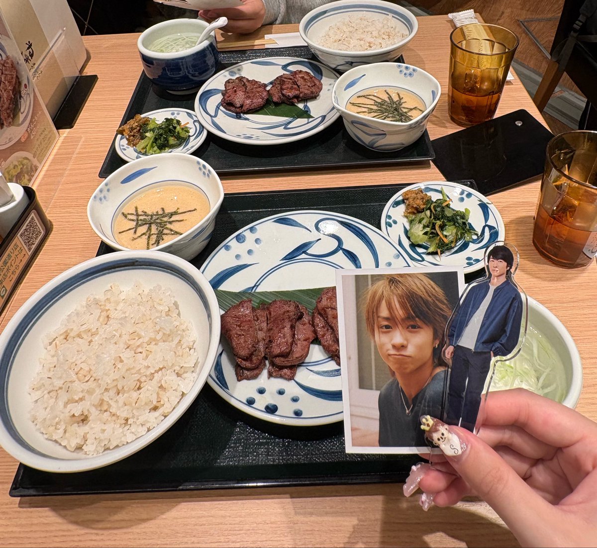 Sl25uv's tweet photo. ねぎし行くときはいつもこの茶髪翔さんを連れて行ってます🍒🌟
親指にも翔さんいるんだ➿🎶 https://t.co/nBADybScLV