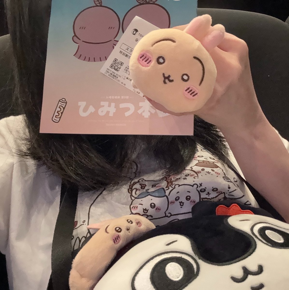 y_0809_u's tweet photo. ひみつ本ゲット🙌🏻✨
今日は1人映画🎬🎞

席前の方ってどんなもんなのかなーって
3列目で浴びてきてみた！！
足伸ばせるし出る時すぐ出られるのも利点！
1列目でもいいかも？って思うくらい前の方気に入ったかも！

#映画ちいかわ https://t.co/WRFSgvZlpO