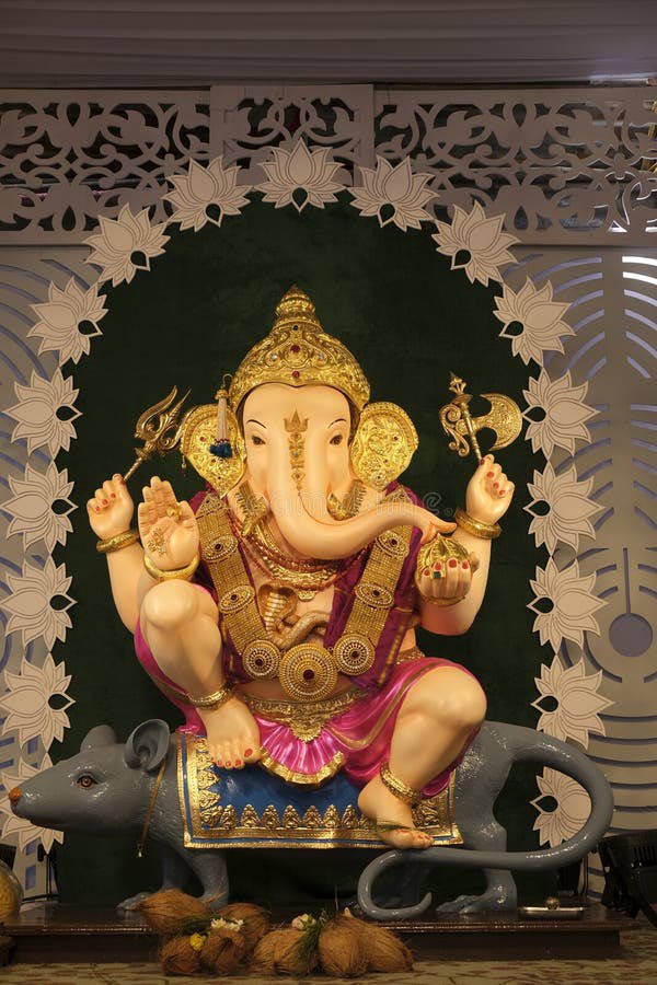 omganesh88999v2's tweet photo. พระพิฆเนศอันทรงเกียรติลำดับที่3 แห่งเมืองปูเน่ค่ะ ที่มีชื่อว่า ‘Guruji Talim Ganapati’ ซึ่งจะอยู่ในขบวนแห่ ในช่วงเทศกาลคเณศจตุรถีนี้ด้วย ลักษณะเด่นคือ องค์พระพิฆเนศ จะนั่งประทับอยู่บนหนูมุสิกกะ ซึ่งถือเป็นบริวารเอกของพระองค์ เสมือนเป็นเลขาที่คอยตามติด ทำหน้าที่เป็นสื่อกลาง ส่งต่อคำอธิษฐานจากสาวกทั้งหลายถึงองค์พระพิฆเนศ ตอนที่ไปอินเดีย นอกจากจะเห็นคนนำขนมมาถวายพระพิฆเนศแล้ว เขาก็ยังนำมาให้พี่หนูด้วยค่ะ เหมือนแบบ กระซิบขอพร แล้วก็วางขนมหนึ่งชิ้น แบบนี้ค่ะเป็นการแลกเปลี่ยนกัน หรือบางทีก็หยิบขนมจากพี่หนูกลับบ้านไปด้วยเพื่อเป็นสิริมงคล #คเณศจตุรถี2026