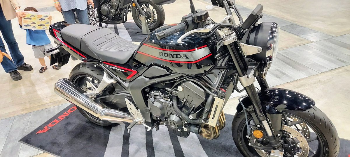 1005taka's tweet photo. 昨日のEnjoyHONDAで見た
#CB1000F
小柄すぎるがちょっと欲しいかも
しかし当時のビッグ1新車より50万円近く高い件…
#EnjoyHONDA https://t.co/mHjxaJ6zQx