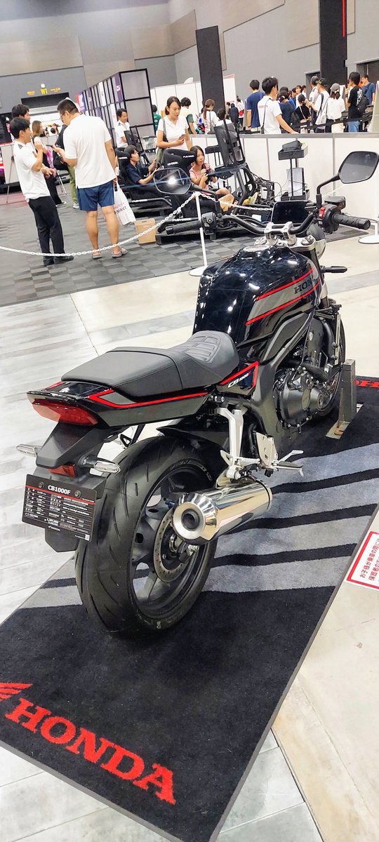 1005taka's tweet photo. 昨日のEnjoyHONDAで見た
#CB1000F
小柄すぎるがちょっと欲しいかも
しかし当時のビッグ1新車より50万円近く高い件…
#EnjoyHONDA https://t.co/mHjxaJ6zQx