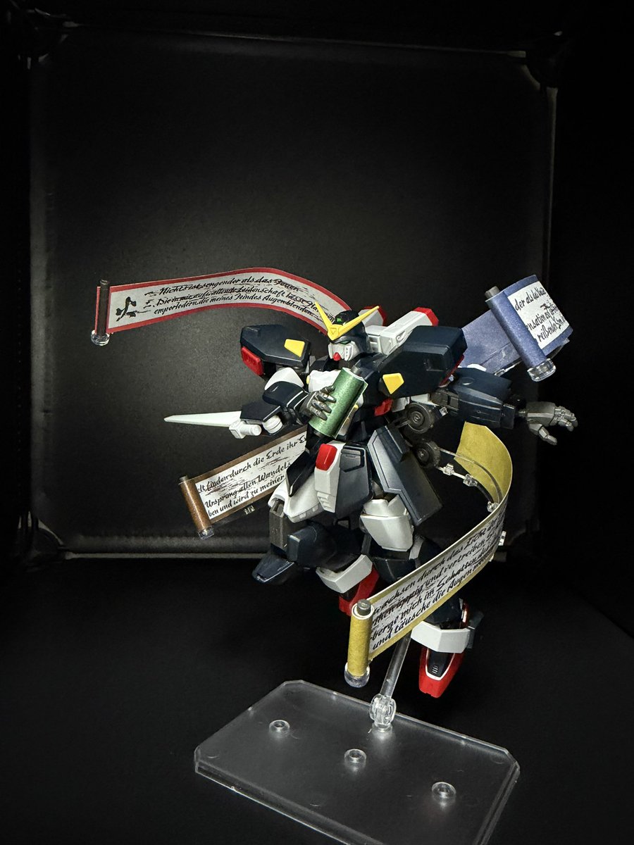 kasaomi100's tweet photo. 手首パーツが多いとポージングのバリエーションが増えるので良いです！
巻物も付いてます！
巻物は紙なのでヨレやすいし端に傷がつきやすい��で取扱注意ですね
#ガンプラ https://t.co/8xmOffSCaz