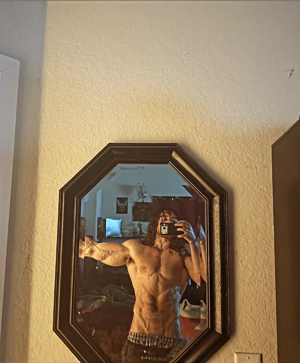 Mathewvalenzzz's tweet photo. Who else can’t sleep? https://t.co/EVOEFcWMsF