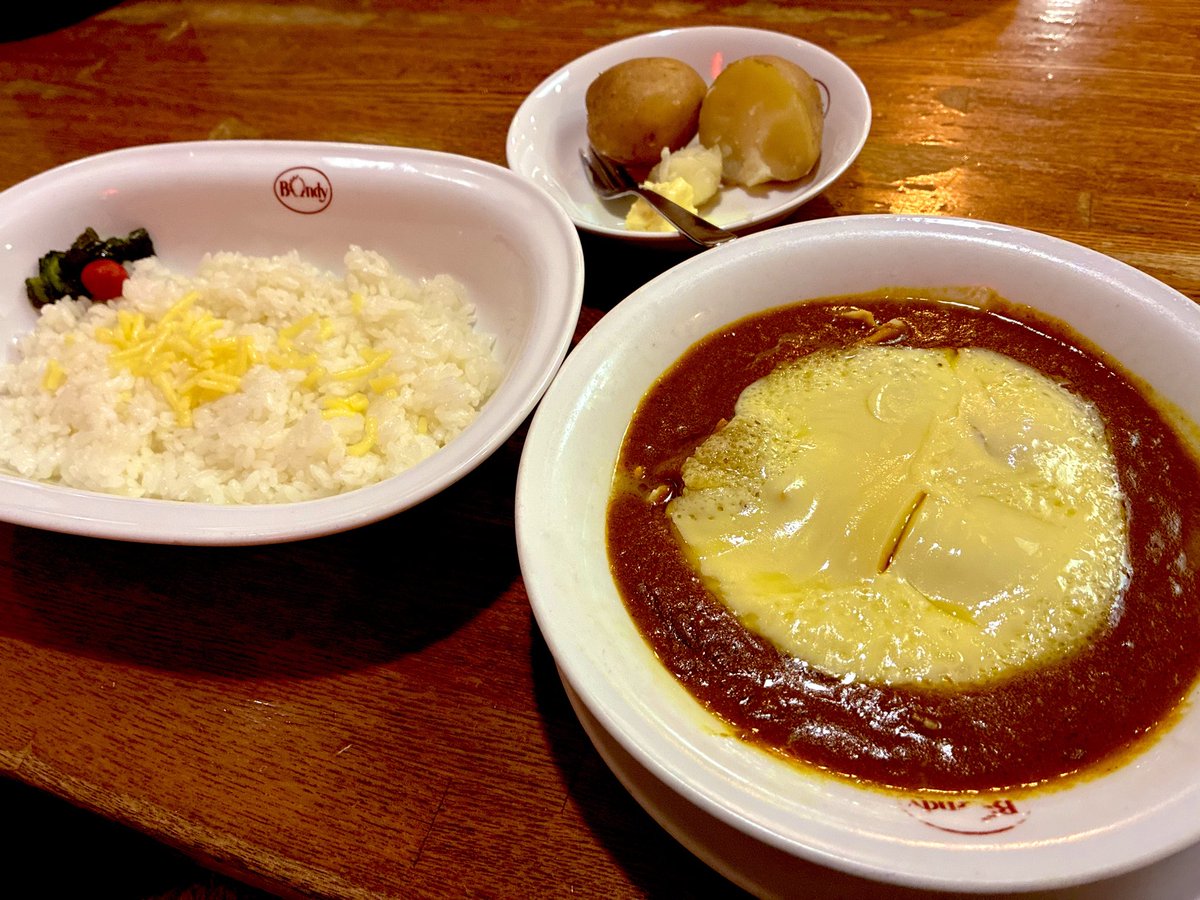 duffymaro's tweet photo. 昨日はららぽーとでReebokのサインを見たり、夜はpeppeちゃんがぺつさんぽで行ってたボンディさんへ、一日まるごとリョクシャカで楽しかったな✨
あさりカレー甘口チーズトッピングでいただきました🍛（peppeちゃんは辛口！）
とっても美味しかったです！
ごちそうさまでした😋 https://t.co/ffLlr6GxlV