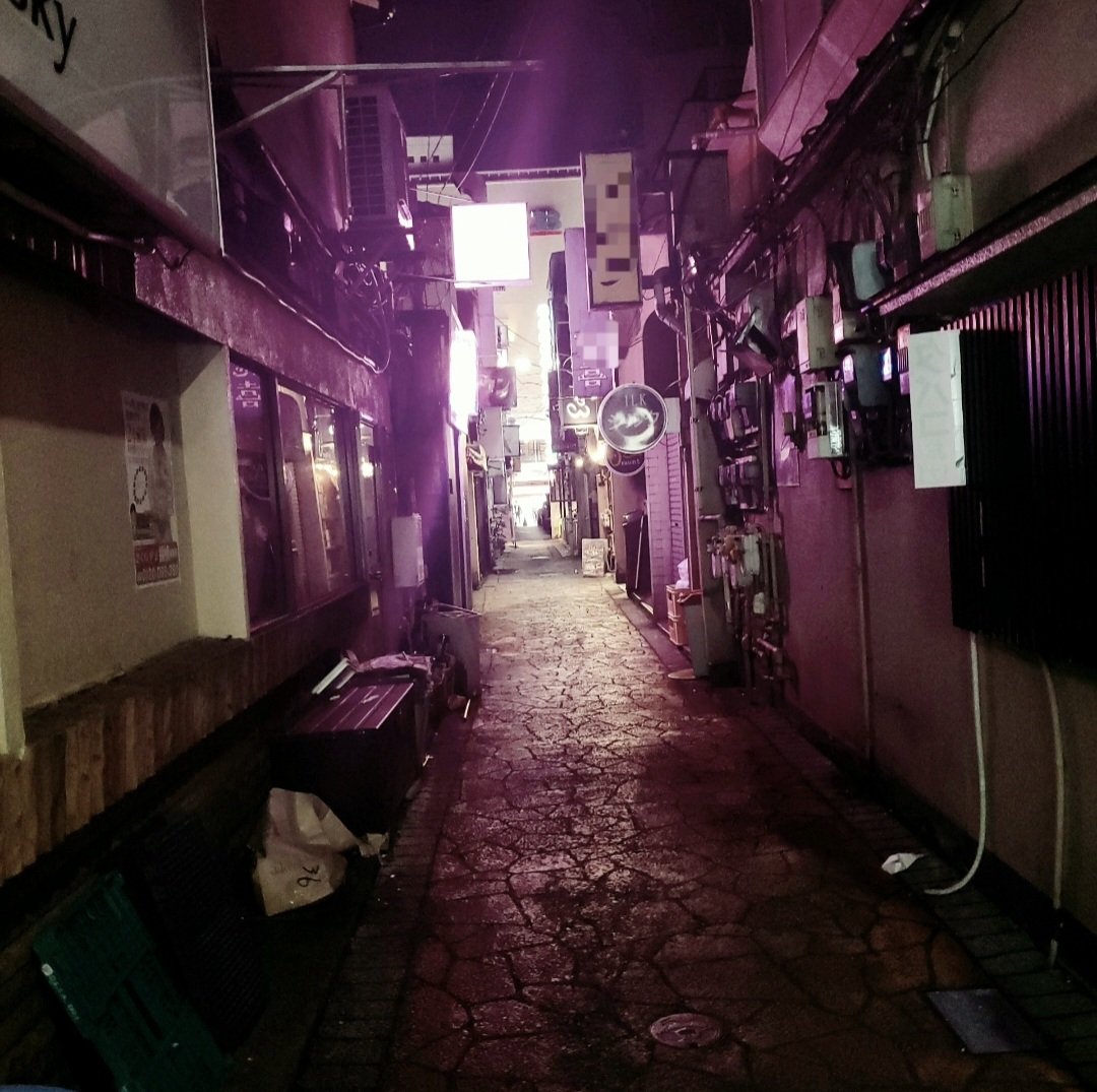 aki_open_'s tweet photo. 詩集や短編小説が特に好き🔖

日常に溶け込む無機質な写真を見るのも好き。

言葉や写真の向こう側を想像するのが好きなのかも。

知らない街の風景を眺めていると
この景色の中にも誰かの暮らしがあるんだなぁって不思議に思う。

もしもここで生まれていたら…
そんなふうに想いを馳せるのも好き😌♡ https://t.co/NrvVQDwEsE