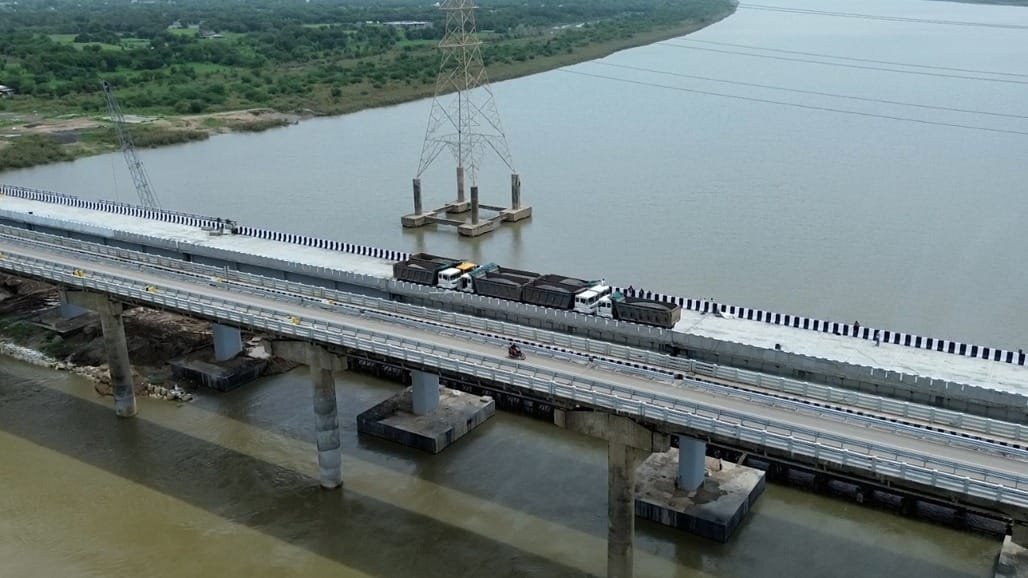 Gujarat_Next's tweet photo. વડોદરા આણંદને જોડતો ગંભીર બ્રિજ શરૂ

- CM ભુપેન્દ્ર પટેલે કર્યું લોકાર્પણ

- 12 માસની નિર્ધારિત સમયમર્યાદામાં તૈયાર થયેલ ગંભીરા બ્રિજ શરૂ થતાં મોટી રાહત

- ભારે વાહનો મૂકીને ખાસ ટેસ્ટ કરાયો

- વડોદરા આણંદ વચ્ચે અપ ડાઉન કરતા લોકોને મોટી રાહત

#Vadodara #GambhiraBridge
#Gujarat https://t.co/EwuY4gcVpg