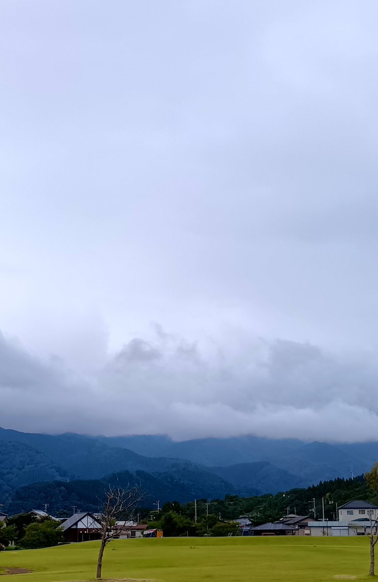 kannojou's tweet photo. 今日の八森は 雲が低くて ときどき霧雨が舞っている

雄島を眺めながら海岸沿い散歩🚶🏻……

横から見ると #ひょっこりひょうたん島 みたいだな…

♪丸い地球の水平線に…😀

#秋田県八峰町 #イマソラ https://t.co/jkEytskZWS