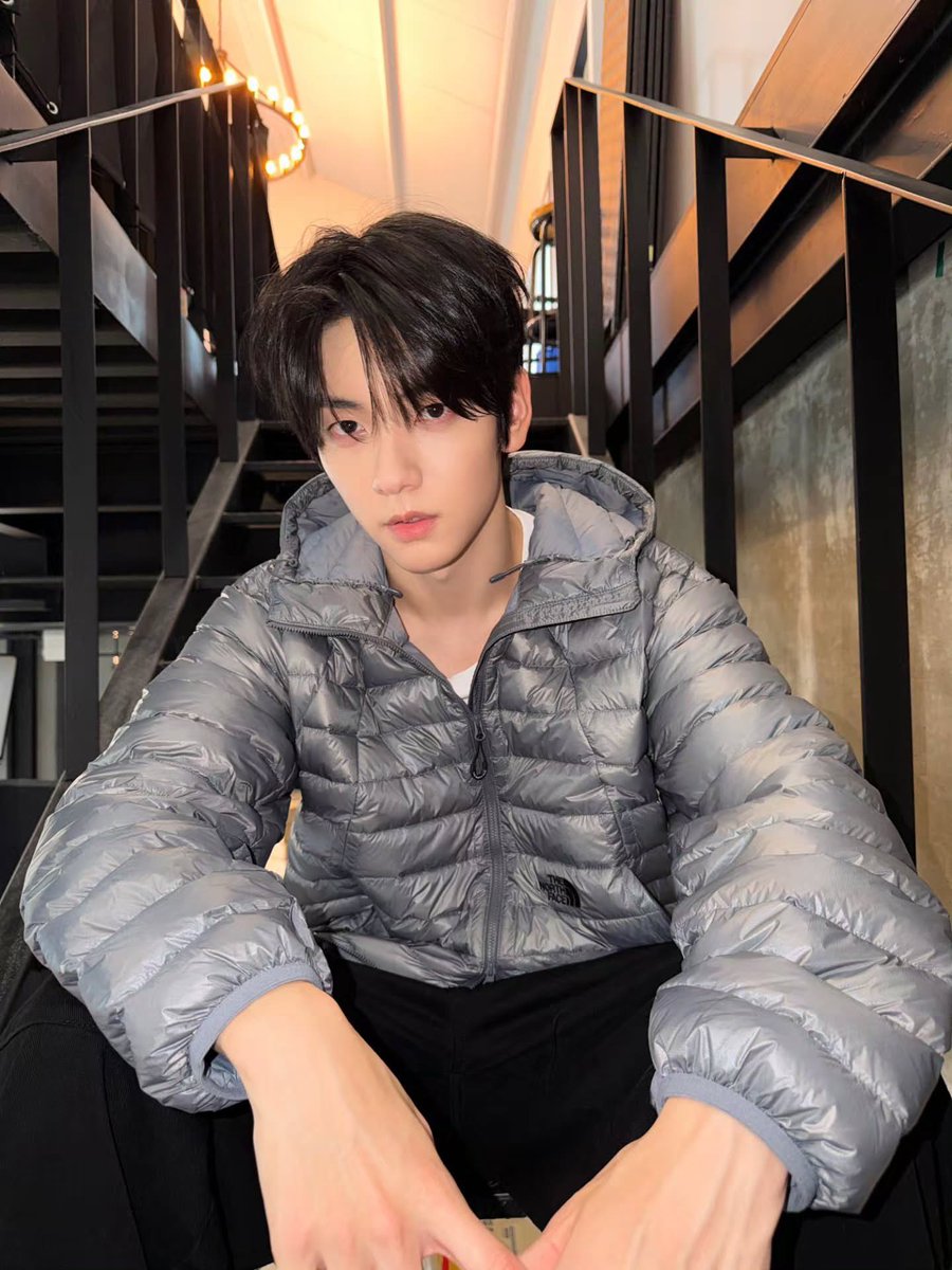 w1nter2z's tweet photo. 근데 ㅈㄴ 다들 별 차이 못 느꼈다는 반응 나온 거  걍 원래도 프레임이  너무 남자셔가지고 그런 거지 모 ㅇㅅ ㅇ 남돌답게 까시일 때도 여리~하단 생각은 안 드는 남자엿는데 날티오빵이♡
우리 듀빈이 까시: 팔랑팔랑♡ ♡ 청순존잘존예찌 내가지켜줘야할것같은美
냐냐냐모찌  역시 셀링포인트가 달라 무딱싫 봐야디~