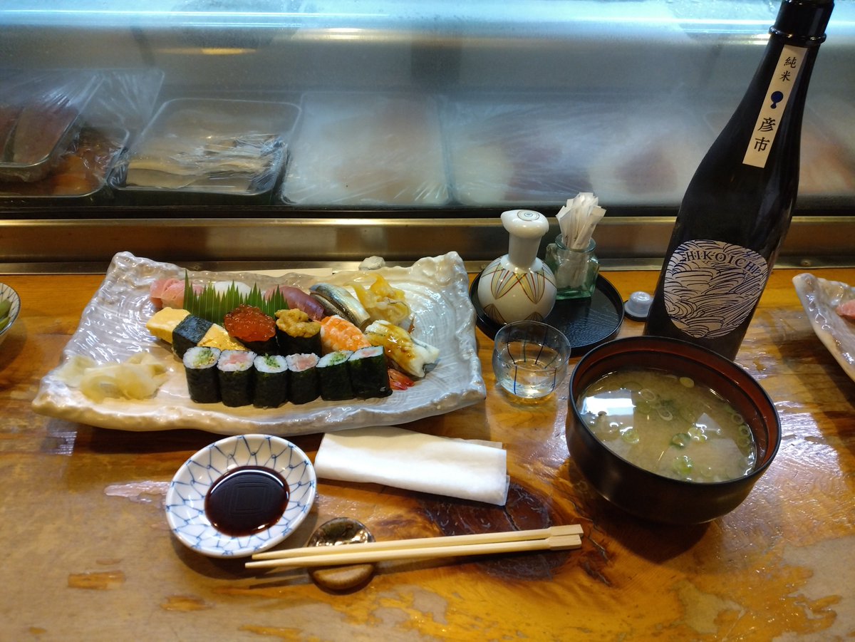 875Kyoku's tweet photo. 初大洗つづき

夕飯はお寿司！大洗駅前の寿々翔さん🍣

おまかせ握り、ネギトロ巻き(写真無し)、地酒 純米酒 彦市🍶
つい口角が上がっちゃう美味しさでした！
25年の人生で1番美味しい細巻きだった...また食べたい😍
駅まで徒歩1分！皆さまも是非✨️ https://t.co/0cerpJQ3JE