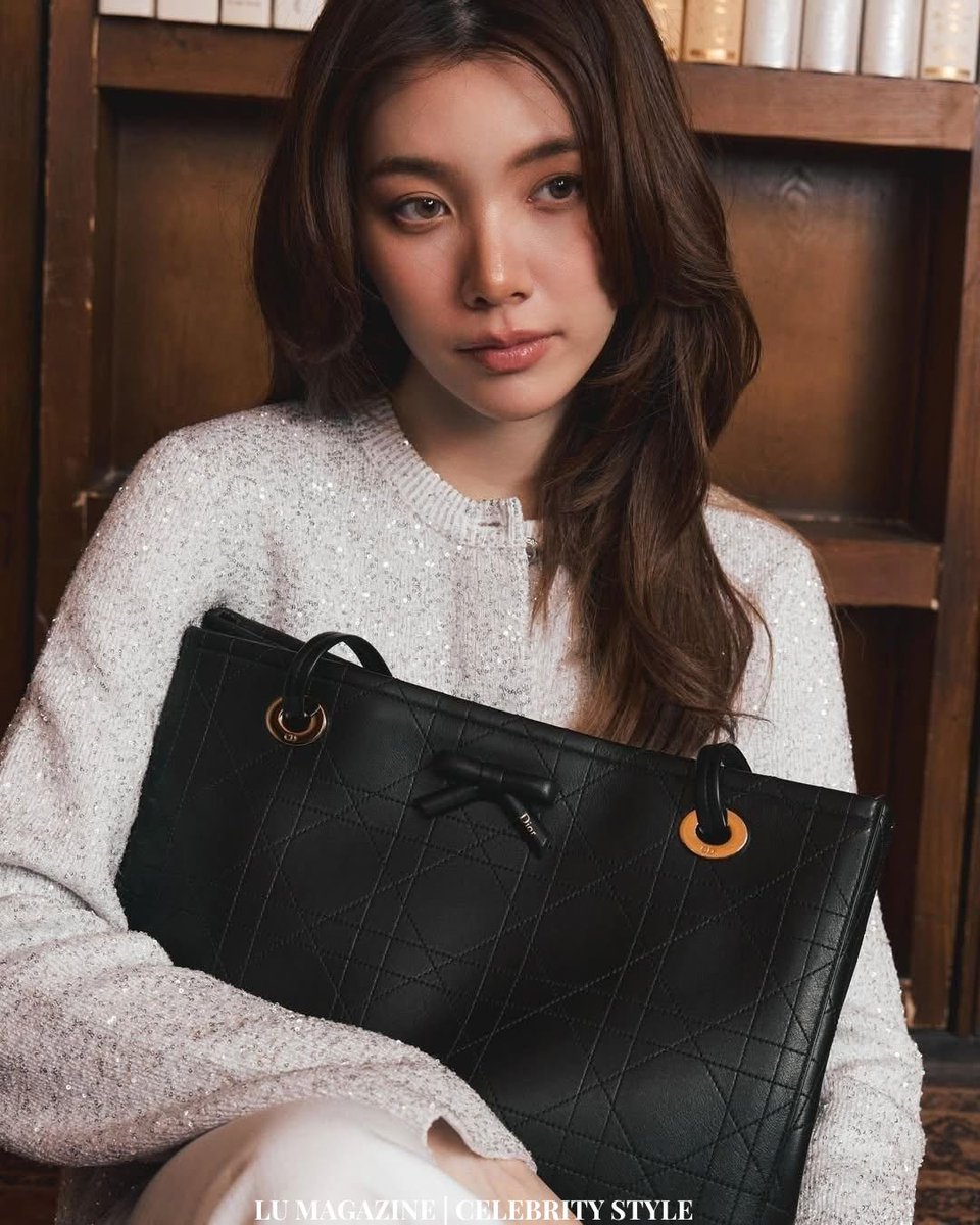 LingOrm_KR's tweet photo. 옴 콘나팟이 Dior AW26 룩을 통해 세련되고 우아한 무드를 선보였습니다.

부드러운 장식이 더해진 아이보리 니트와 화이트 테일러드 팬츠에 장난스러운 도트 패턴의 Dior 햇을 매치하고, Dior의 새로운 Promenade Shopping Bag을 함께 스타일링했습니다.

블랙 컬러의 Promenade Bag은 이번 룩의 중심이 되는 아이템입니다. Jonathan Anderson이 Dior를 위해 선보인 이 백은 하우스의 상징적인 Cannage 패턴을 현대적인 Flat Cannage 구조로 재해석했으며, 섬세한 가죽 리본 디테일과 골드 톤 Dior 시그니처로 완성되었습니다. 슬라이딩 가죽 핸들을 통해 핸드백, 숄더백, 크로스바디 등 다양한 방식으로 연출할 수 있습니다.

풍성한 라이브러리 인테리어를 배경으로, 옴의 부드럽고 밝은 니트웨어와 구조적인 블랙 레더 백이 대비를 이루며 우아한 AW26 스타일을 완성했습니다. 오버사이즈 Promenade Bag은 밝은 컬러 팔레트에 무게감과 포인트를 더하고, Dior 햇은 경쾌한 분위기를 더했습니다.

Dior 하우스 앰배서더인 옴은 링링퀑과 함께 앰배서더로 발표된 이후, Dior의 AW26 스토리텔링을 계속 이어가고 있습니다.

CR. IG lullumag

#OrmKornnaphat #OrmDior #OrmDiorAW26 #Dior #DiorAW26 #DiorAmbassador #DiorPromenade
#ออมกรณ์นภัส #ormkornnaphat #옴콘나팟
