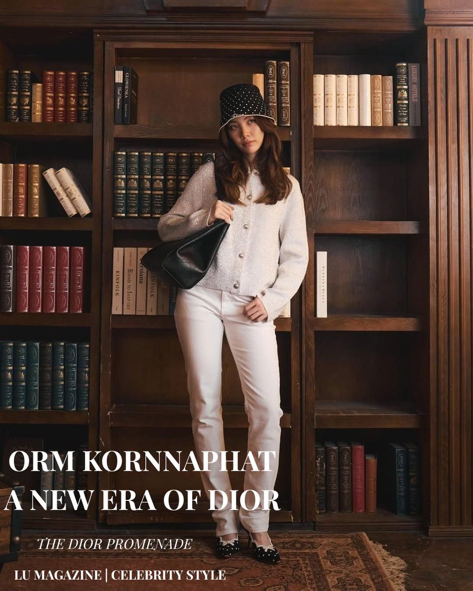 LingOrm_KR's tweet photo. 옴 콘나팟이 Dior AW26 룩을 통해 세련되고 우아한 무드를 선보였습니다.

부드러운 장식이 더해진 아이보리 니트와 화이트 테일러드 팬츠에 장난스러운 도트 패턴의 Dior 햇을 매치하고, Dior의 새로운 Promenade Shopping Bag을 함께 스타일링했습니다.

블랙 컬러의 Promenade Bag은 이번 룩의 중심이 되는 아이템입니다. Jonathan Anderson이 Dior를 위해 선보인 이 백은 하우스의 상징적인 Cannage 패턴을 현대적인 Flat Cannage 구조로 재해석했으며, 섬세한 가죽 리본 디테일과 골드 톤 Dior 시그니처로 완성되었습니다. 슬라이딩 가죽 핸들을 통해 핸드백, 숄더백, 크로스바디 등 다양한 방식으로 연출할 수 있습니다.

풍성한 라이브러리 인테리어를 배경으로, 옴의 부드럽고 밝은 니트웨어와 구조적인 블랙 레더 백이 대비를 이루며 우아한 AW26 스타일을 완성했습니다. 오버사이즈 Promenade Bag은 밝은 컬러 팔레트에 무게감과 포인트를 더하고, Dior 햇은 경쾌한 분위기를 더했습니다.

Dior 하우스 앰배서더인 옴은 링링퀑과 함께 앰배서더로 발표된 이후, Dior의 AW26 스토리텔링을 계속 이어가고 있습니다.

CR. IG lullumag

#OrmKornnaphat #OrmDior #OrmDiorAW26 #Dior #DiorAW26 #DiorAmbassador #DiorPromenade
#ออมกรณ์นภัส #ormkornnaphat #옴콘나팟