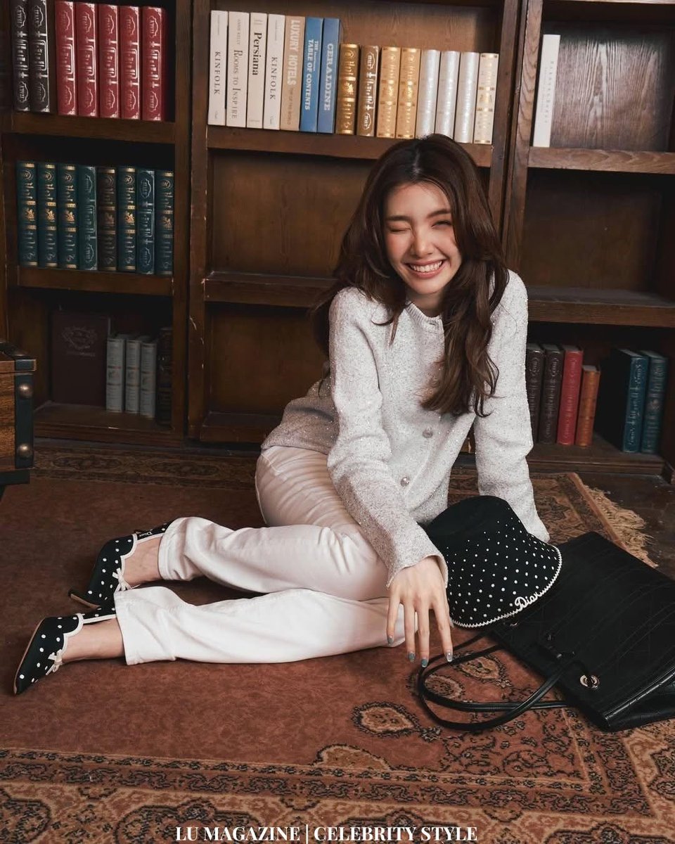 LingOrm_KR's tweet photo. 옴 콘나팟이 Dior AW26 룩을 통해 세련되고 우아한 무드를 선보였습니다.

부드러운 장식이 더해진 아이보리 니트와 화이트 테일러드 팬츠에 장난스러운 도트 패턴의 Dior 햇을 매치하고, Dior의 새로운 Promenade Shopping Bag을 함께 스타일링했습니다.

블랙 컬러의 Promenade Bag은 이번 룩의 중심이 되는 아이템입니다. Jonathan Anderson이 Dior를 위해 선보인 이 백은 하우스의 상징적인 Cannage 패턴을 현대적인 Flat Cannage 구조로 재해석했으며, 섬세한 가죽 리본 디테일과 골드 톤 Dior 시그니처로 완성되었습니다. 슬라이딩 가죽 핸들을 통해 핸드백, 숄더백, 크로스바디 등 다양한 방식으로 연출할 수 있습니다.

풍성한 라이브러리 인테리어를 배경으로, 옴의 부드럽고 밝은 니트웨어와 구조적인 블랙 레더 백이 대비를 이루며 우아한 AW26 스타일을 완성했습니다. 오버사이즈 Promenade Bag은 밝은 컬러 팔레트에 무게감과 포인트를 더하고, Dior 햇은 경쾌한 분위기를 더했습니다.

Dior 하우스 앰배서더인 옴은 링링퀑과 함께 앰배서더로 발표된 이후, Dior의 AW26 스토리텔링을 계속 이어가고 있습니다.

CR. IG lullumag

#OrmKornnaphat #OrmDior #OrmDiorAW26 #Dior #DiorAW26 #DiorAmbassador #DiorPromenade
#ออมกรณ์นภัส #ormkornnaphat #옴콘나팟
