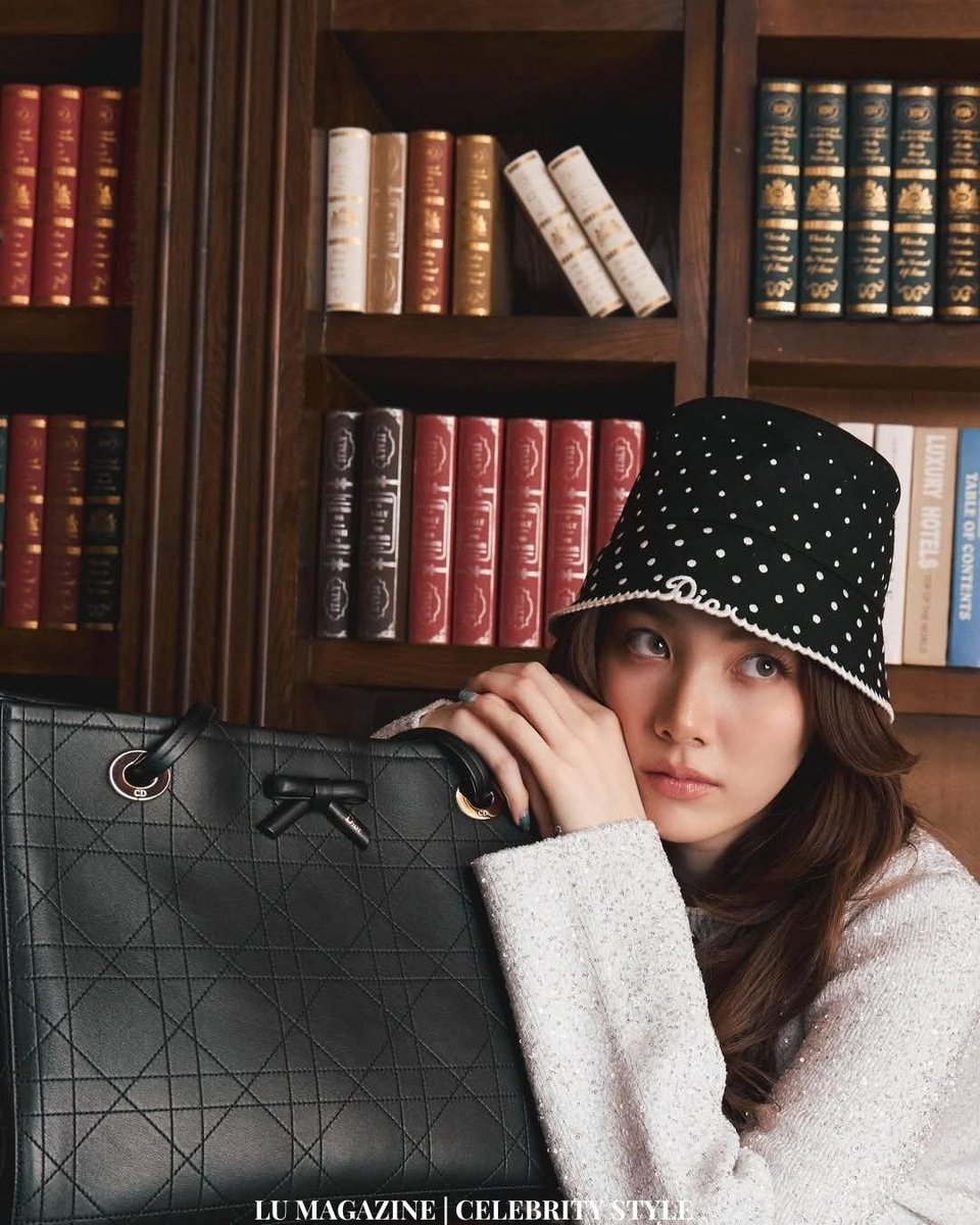 LingOrm_KR's tweet photo. 옴 콘나팟이 Dior AW26 룩을 통해 세련되고 우아한 무드를 선보였습니다.

부드러운 장식이 더해진 아이보리 니트와 화이트 테일러드 팬츠에 장난스러운 도트 패턴의 Dior 햇을 매치하고, Dior의 새로운 Promenade Shopping Bag을 함께 스타일링했습니다.

블랙 컬러의 Promenade Bag은 이번 룩의 중심이 되는 아이템입니다. Jonathan Anderson이 Dior를 위해 선보인 이 백은 하우스의 상징적인 Cannage 패턴을 현대적인 Flat Cannage 구조로 재해석했으며, 섬세한 가죽 리본 디테일과 골드 톤 Dior 시그니처로 완성되었습니다. 슬라이딩 가죽 핸들을 통해 핸드백, 숄더백, 크로스바디 등 다양한 방식으로 연출할 수 있습니다.

풍성한 라이브러리 인테리어를 배경으로, 옴의 부드럽고 밝은 니트웨어와 구조적인 블랙 레더 백이 대비를 이루며 우아한 AW26 스타일을 완성했습니다. 오버사이즈 Promenade Bag은 밝은 컬러 팔레트에 무게감과 포인트를 더하고, Dior 햇은 경쾌한 분위기를 더했습니다.

Dior 하우스 앰배서더인 옴은 링링퀑과 함께 앰배서더로 발표된 이후, Dior의 AW26 스토리텔링을 계속 이어가고 있습니다.

CR. IG lullumag

#OrmKornnaphat #OrmDior #OrmDiorAW26 #Dior #DiorAW26 #DiorAmbassador #DiorPromenade
#ออมกรณ์นภัส #ormkornnaphat #옴콘나팟