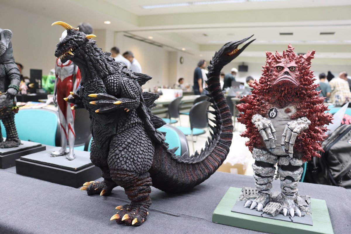 modelfactoryoz's tweet photo. 浜展2日目は台風で中止となり残念！作品撮り切れなかった…水性カラー全盛のなかラッカー筆塗りの怪獣や、ファインダー越しに実写に見えるジオラマ等、レベルが高くて勉強になりまくり。次回も楽しみ！この学びを自分の作品作りに活かして11月開催のウチの展示会にも繋げたいです
#浜展＃いわきプラ研 https://t.co/hDyCRUYzFJ