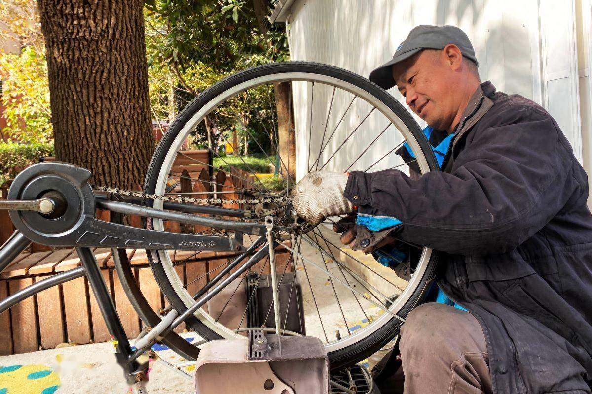 KenaQuinwn's tweet photo. When my bike chain broke on a rain-slicked street, a stranger pulled over, grabbed his tool kit, and fixed it in 10 minutes without asking for anything back. Restored my faith in small kindnesses today.， https://t.co/huVaiypdrU