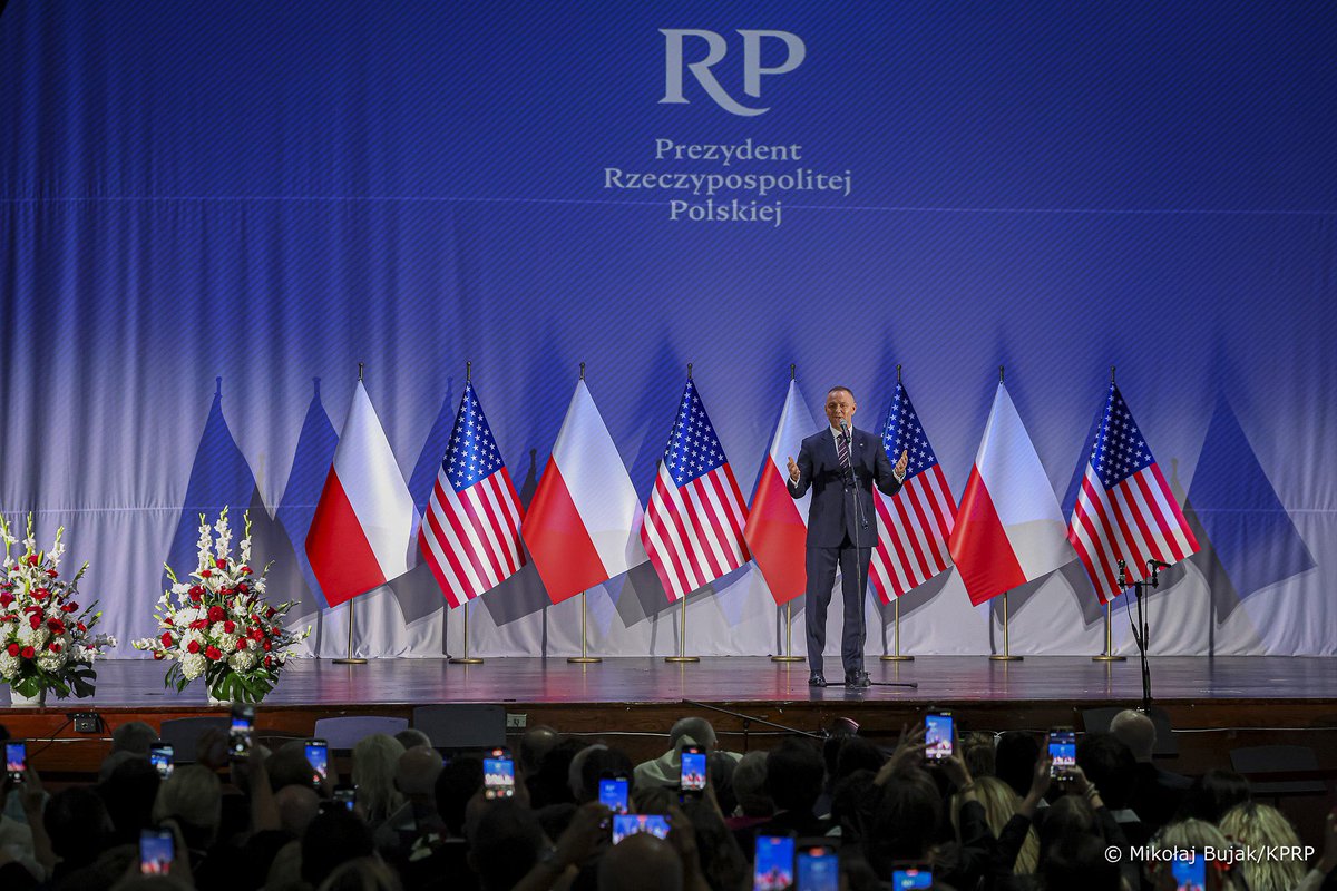 prezydentpl's tweet photo. To dzięki takim ludziom jak Państwo relacje polsko-amerykańskie - te na najwyższym szczeblu, które znajdują swoje odbicie w bezpośredniej relacji dwóch prezydentów: przywódcy Stanów Zjednoczonych Donalda Trumpa i mojej - są możliwe.

- Prezydent RP @NawrockiKn podczas spotkania z Polonią amerykańską w Nowym Jorku.