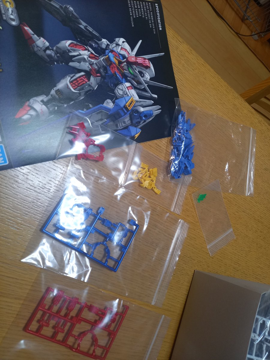 elfinvanpelt's tweet photo. MGSDエアリアルの製作開始。

台風で塗装は出来ない(塗装ブースは庭です。。)ので、切り出しだけ。

確実に塗装予定のパーツだけ切り出したところで、ぐったり。

マスターグレードはパーツ数が多いです。。

#ガンプラ製作中 https://t.co/0TxsKwBUEj
