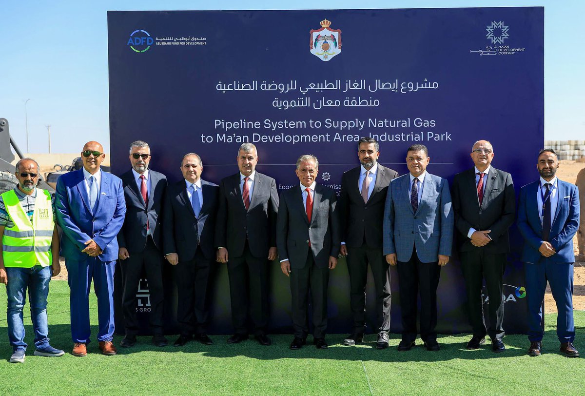 JordanPhosphate's tweet photo. رئيس الوزراء الدكتور جعفر حسَّان يضع حجر الأساس لمشروع إيصال الغاز الطَّبيعي لمدينة الرَّوضة الصِّناعيَّة التَّابعة لمنطقة معان التنمويَّة، وذلك قبيل ترؤُّسه لجلسة مجلس الوزراء في محافظة #معان، وبكلفة تُقارب 10 ملايين دينار، بمنحة إماراتيَّة مقدَّمة من صندوق أبو ظبي للتَّنمية، https://t.co/VynaitOIp9