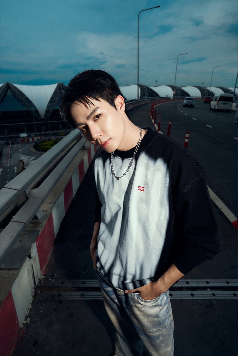 mstarnewsth's tweet photo. ส่องแอร์พอร์ตลุคหนุ่ม "ซี พฤกษ์" @zee_pruk ในฐานะแขกคนสำคัญของแบรนด์ Diesel ก่อนบินลัดฟ้าสู่เมืองมิลาน ประเทศอิตาลี เพื่อเตรียมตัวเข้าชมแฟชั่นโชว์ Diesel Spring/Summer 2027 ณ Moncucco, 35 ซึ่งจะจัดขึ้นในวันที่ 22 กันยายนนี้ เวลา 21.00 น. ตามเวลาประเทศไทย

ZEE PRUK GO TO MILAN

#ZEEPRUKDIESEL
#ZeePruk 
#DieselSS27
#Diesel