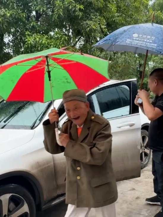 NeryCollinmt's tweet photo. A stranger handed me an extra umbrella when mine broke suddenly in the heavy rain today. Small act that made my whole day. https://t.co/r0Vwijc4Bk