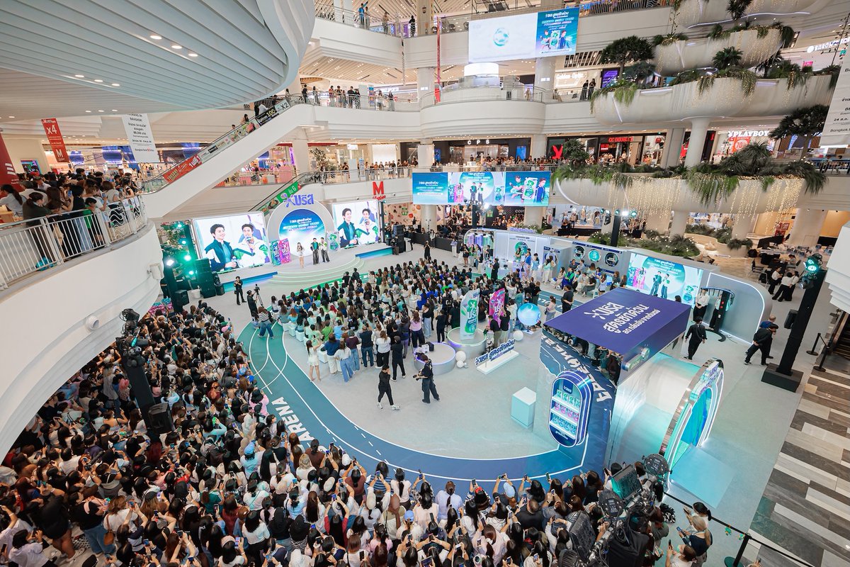 CM2Connect's tweet photo. ห้างแตกอีกแล้ว! “ปอนด์–เจมีไนน์” แท็กทีมเสิร์ฟความเฟรชแบบเต็มพิกัด แฟน ๆ แห่กรี๊ดสนั่น!

ในงาน “BREEZE QUICK WASH FRESHNESS ARENA” เปิดตัว “บรีส สูตรซักด่วน แอคทีฟ พาวเวอร์”

นวัตกรรมซักสะอาดหอมพร้อมตากใน 15 นาที^ ชวนคนยุคใหม่ “ประหยัดเวลาซัก คืนเวลาให้ชีวิต”
เรียกเสียงกรี๊ดสนั่นห้าง สำหรับงาน “BREEZE QUICK WASH FRESHNESS ARENA” ที่ บรีส (Breeze)
แบรนด์ผลิตภัณฑ์ซักผ้าชั้นนำภายใต้ยูนิลีเวอร์ จัดขึ้นเพื่อเปิดตัว “บรีส สูตรซักด่วน แอคทีฟ พาวเวอร์” ผลิตภัณฑ์ซักผ้าชนิดน้ำสูตรใหม่ ที่มาพร้อมนวัตกรรมเอกสิทธิ์จากยูนิลีเวอร์ ชูจุดเด่นซักสะอาด หอมสดชื่น พร้อมตากได้แม้ใช้โปรแกรมซักด่วนเพียง 15 นาที พร้อมดึงสองพรีเซนเตอร์สุดฮอต “ปอนด์ – ณราวิชญ์ เลิศรัตน์โกสุมภ์” และ “เจมีไนน์ – นรวิชญ์ ฐิติเจริญรักษ์” มาร่วมสร้างสีสันและชวนแฟน ๆ สัมผัสประสบการณ์ ความเฟรชแบบใกล้ชิด ณ เดอะมอลล์ไลฟ์สโตร์ บางกะปิ งานนี้จัดเต็มทั้งความสนุก กิจกรรมสุดเอ็กซ์คลูซีฟ และโมเมนต์ สุดฟินกับสองหนุ่ม จนบรรยากาศภายในงานเต็มไปด้วยเสียงกรี๊ดและพลังแอคทีฟของแฟนคลับ

เปิดเวทีด้วยการปรากฏตัวของ “ปอนด์–เจมีไนน์” ที่มาในลุคหล่อสดใส พร้อมทักทายแฟน ๆ และร่วมพูดคุยถึงไลฟ์สไตล์ของคนรุ่นใหม่ที่แต่ละวันเต็มไปด้วยทั้งงาน เรียน ออกกำลังกาย และกิจกรรมที่อยากทำ จนเวลาในแต่ละวันแทบไม่พอ โดยสองหนุ่มยังชวนแฟน ๆ มาร่วมภารกิจ “Freshness Mission with Gemini-Pond” ก่อนต่อด้วยกิจกรรม “Freshness Match with Lucky Fans” ที่เปิดโอกาสให้แฟน ๆ ผู้โชคดีได้ขึ้นเวทีมาร่วมสนุกและใกล้ชิดกับสองพรีเซนเตอร์แบบเอ็กซ์คลูซีฟ เรียกเสียงกรี๊ดได้ตลอดทั้งงาน

นอกจากโมเมนต์พูดคุยและกิจกรรมกับแฟน ๆ แล้ว งานนี้ยังมีเกมสุดสนุกอีก 2 เกม พร้อม Special Show
จาก “ปอนด์–เจมีไนน์” ที่เสิร์ฟทั้งความสดใสและความเป็นกันเองก่อนปิดท้ายด้วย Fan Benefits และ Photo Session
ให้แฟน ๆ ได้เก็บโมเมนต์ความประทับใจกับสองหนุ่มอย่างใกล้ชิด เรียกได้ว่าเป็นอีกหนึ่งงานที่ทั้ง “เฟรช” และ “ฟิน”
ครบในงานเดียว
ตลอดช่วง Talk Session สองหนุ่มยังได้แชร์มุมมองเกี่ยวกับการบริหารเวลาในชีวิตประจำวัน พร้อมพูดถึง
เคล็ดลับการจัดการงานบ้านให้เข้ากับไลฟ์สไตล์ที่ต้องทำหลายอย่างในหนึ่งวัน เพราะสำหรับคนยุคใหม่ “เวลา” กลายเป็นสิ่งสำคัญที่อยากเก็บไว้ใช้กับสิ่งที่รัก ไม่ว่าจะเป็นการพักผ่อน ทำงานอดิเรก ออกกำลังกาย หรือใช้เวลากับคนสำคัญ
ซึ่งแนวคิดนี้ก็สอดคล้องกับคอนเซ็ปต์ของบรีสที่ต้องการช่วยให้การซักผ้าเป็นเรื่องง่ายและใช้เวลาน้อยลง เพื่อคืนเวลา
ให้ทุกคนได้ไปใช้ชีวิตอย่างเต็มที่

ด้าน “ปอนด์ – ณราวิชญ์” และ “เจมีไนน์ – นรวิชญ์” ยังร่วมพิสูจน์ความเฟรชของ “บรีส สูตรซักด่วน แอคทีฟ พาวเวอร์” ผ่านกิจกรรมภายในงาน พร้อมชวนทุกคนสัมผัสประสบการณ์การซักผ้ารูปแบบใหม่ ที่สามารถจัดการทั้งคราบสกปรกและกลิ่นอับได้ แม้เลือกใช้โปรแกรมซักด่วนเพียง 15 นาที^ ตอบโจทย์ชีวิตประจำวันที่ต้องการทั้งความสะอาด
ความหอม และความรวดเร็วในเวลาเดียวกัน

สำหรับ “บรีส สูตรซักด่วน แอคทีฟ พาวเวอร์” มาพร้อมเทคโนโลยีการทำความสะอาดขั้นสูงที่ทำงาน
เต็มประสิทธิภาพแม้ในโปรแกรมซักด่วน พร้อมดูแลเรื่องกลิ่นอับแบบ 2-in-1 ช่วยจัดการต้นตอของกลิ่นอับ
ทั้งบนผ้าและภายในถังซัก ให้เสื้อผ้าสะอาด หอมสดชื่นยาวนาน และพร้อมตาก แม้มีเวลาซักเพียง 15 นาที^ เหมาะกับไลฟ์สไตล์ของคนยุคใหม่ โดยเฉพาะสายแอคทีฟที่มีทั้งเสื้อผ้าอับเหงื่อจากการออกกำลังกาย เสื้อผ้าที่ซักกลางคืน ตากในร่ม หรือเสื้อผ้าที่ต้องเผชิญกับความชื้นและมลภาวะในชีวิตประจำวัน

ไฮไลต์ของสูตรนี้คือ “กลิ่นแอคทีฟ พาวเวอร์” ที่มอบกลิ่นหอมเข้มข้น สะอาด สดชื่น ให้ความรู้สึกเสมือนเสื้อผ้า
ที่ได้รับการตากแดดยามเช้า ช่วยเติมความมั่นใจให้พร้อมลุยทุกกิจกรรมตลอดวัน โดยผลิตภัณฑ์บรีส สูตรซักด่วน
ยังเปิดตัวพร้อมกันถึง 3 กลิ่นหอม ให้เลือกตามสไตล์และความชอบของแต่ละคน

สัมผัสประสบการณ์การซักผ้ารูปแบบใหม่กับ “บรีส สูตรซักด่วน สะอาดหอมพร้อมตากแม้ใน 15 นาที^” ได้แล้ววันนี้ ณ ห้างสรรพสินค้าชั้นนำ ร้านค้าปลีก และช่องทางออนไลน์ทั่วประเทศ พร้อมติดตามข่าวสารและกิจกรรมจากบรีส
ได้ทางช่องทางออนไลน์ของแบรนด์ Facebook : Breeze Thailand
#บรีสซักด่วนxปอนด์เจมีไนน์
#บรีสสูตรซักด่วน
#BreezeQuickWashxPondGemini

#BreezeFreshnessArena

#สะอาดหอมเฟรชใน15นาที