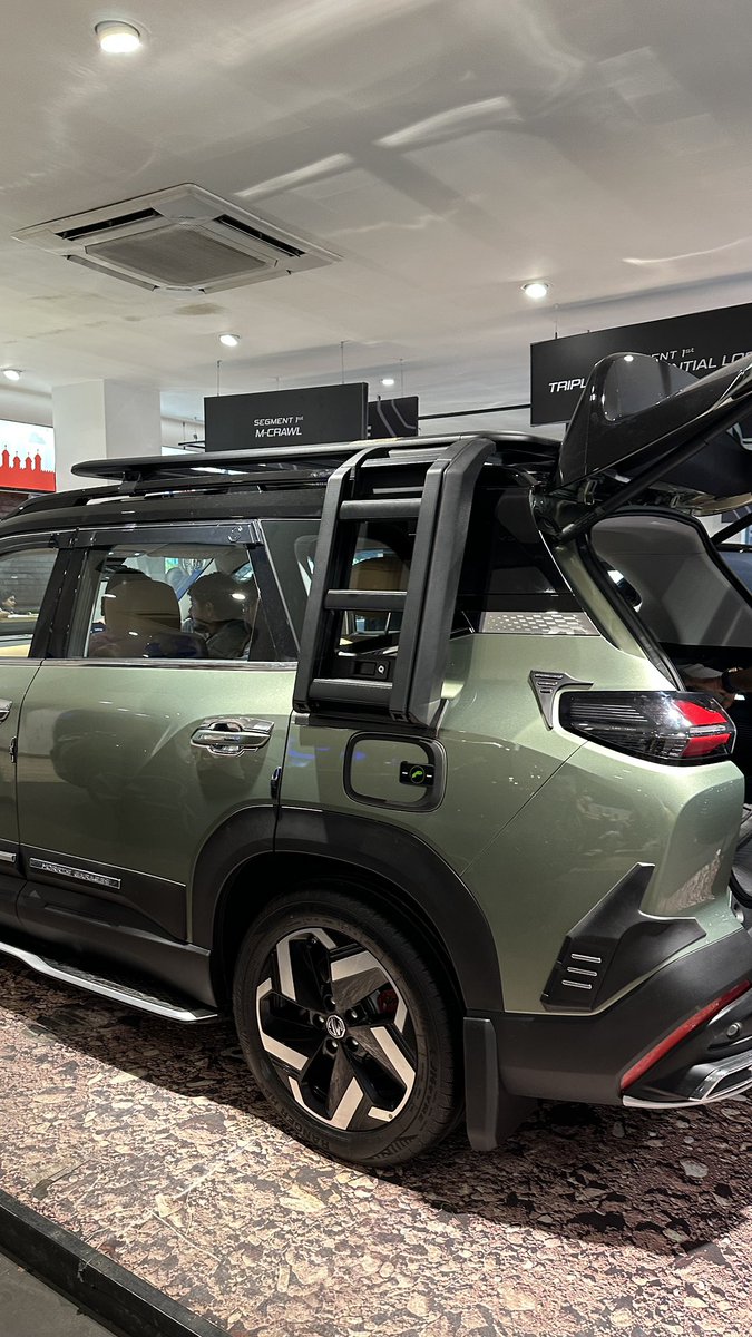 skiy7's tweet photo. Check the price of accessories for the @MGMotorIn #hector #tomahawk . The roof rails and the ladder gives a mini defender look ! https://t.co/laWOpwWdFT