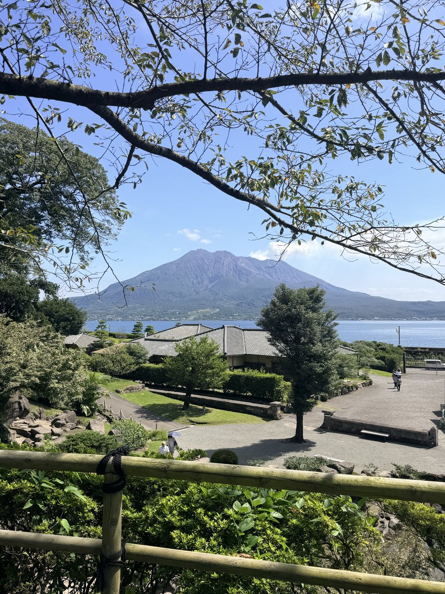 hacci_76543210's tweet photo. 仙巌園からの桜島🌋 https://t.co/jCAQ5ctfGd