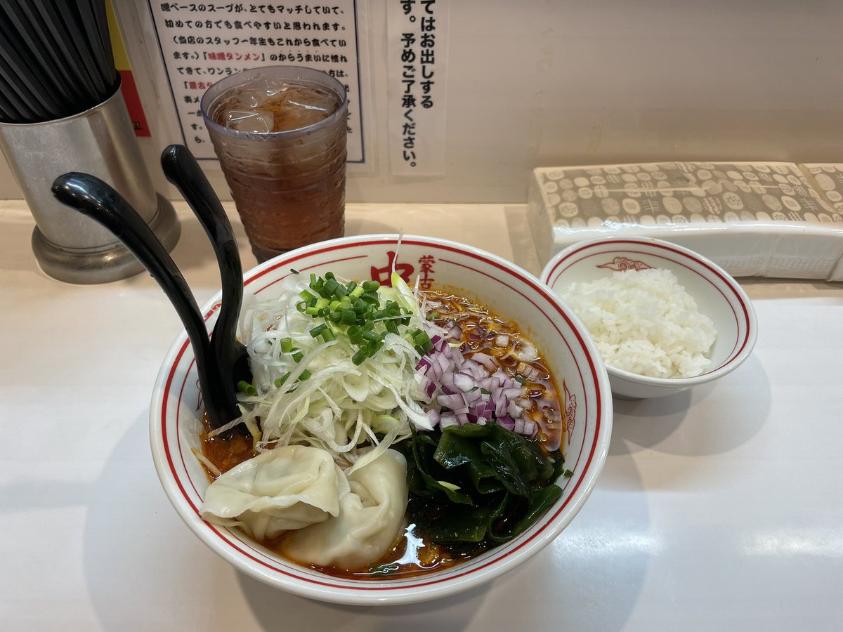 re_dolphin's tweet photo. 蒙古タンメン中本 柏店
津軽北極+野菜大盛+プチライス

柏店の新作、初日に食べてきた！
初日のせいか、台風が来てるのに並びは普段と変わらぬ人数😳
魚介の香りが強いスープ！
麺は平打ち太麺🍜
水餃子にワカメと、変わり種の具材！
野菜大盛でネギたっぷり👍 https://t.co/1F1KDTpt0o