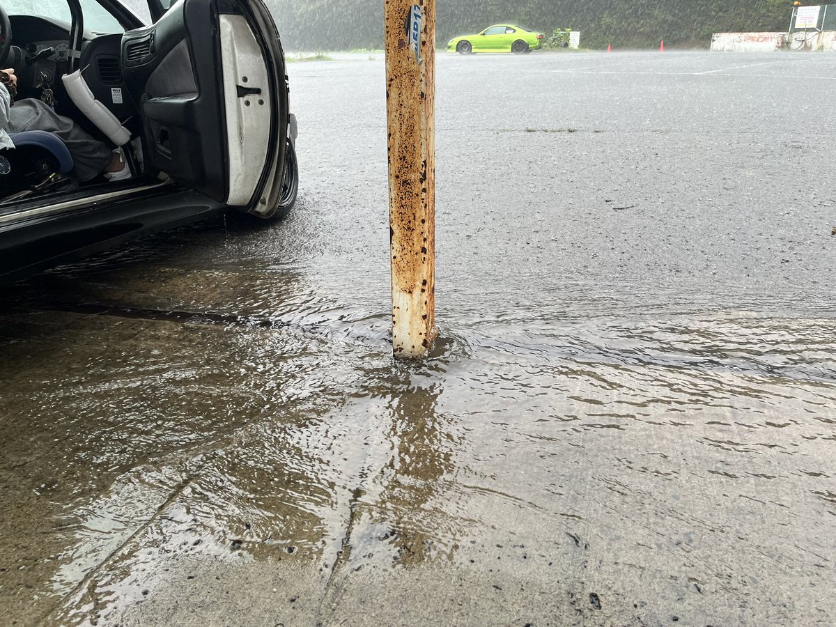henntaichamp's tweet photo. 雨がピークのエビスはこんな感じ🤣
コースが川で見えない😇💦
ちなみに風ないし、ただ雨が強いだけです。 https://t.co/7ngh22pNFi