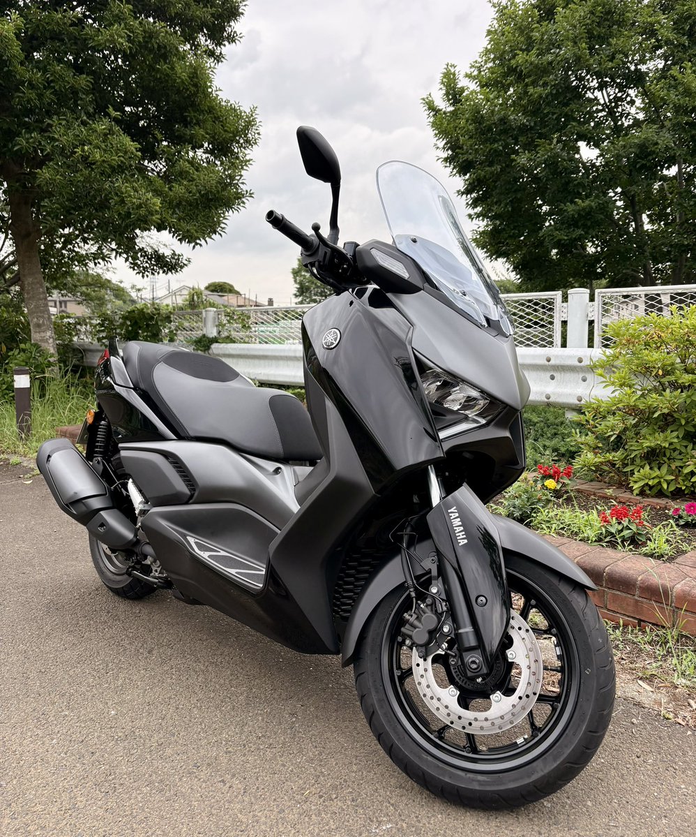 SongbookGlee's tweet photo. あと #PCX160 は「シートの締まりの悪さ」や「腰が前にずり落ちて座り心地がイマイチ」なのも気になっていた…

#XMAX にしてそういった点は解消🙆‍♂️
何より車重180kgの安定感と100km/h巡航ができて3車線高速で左車線をキープをしなくても良くなったこと、そして電動ウィンドスクリーンの効果は大きい💨 https://t.co/jSt4Wj6XgJ