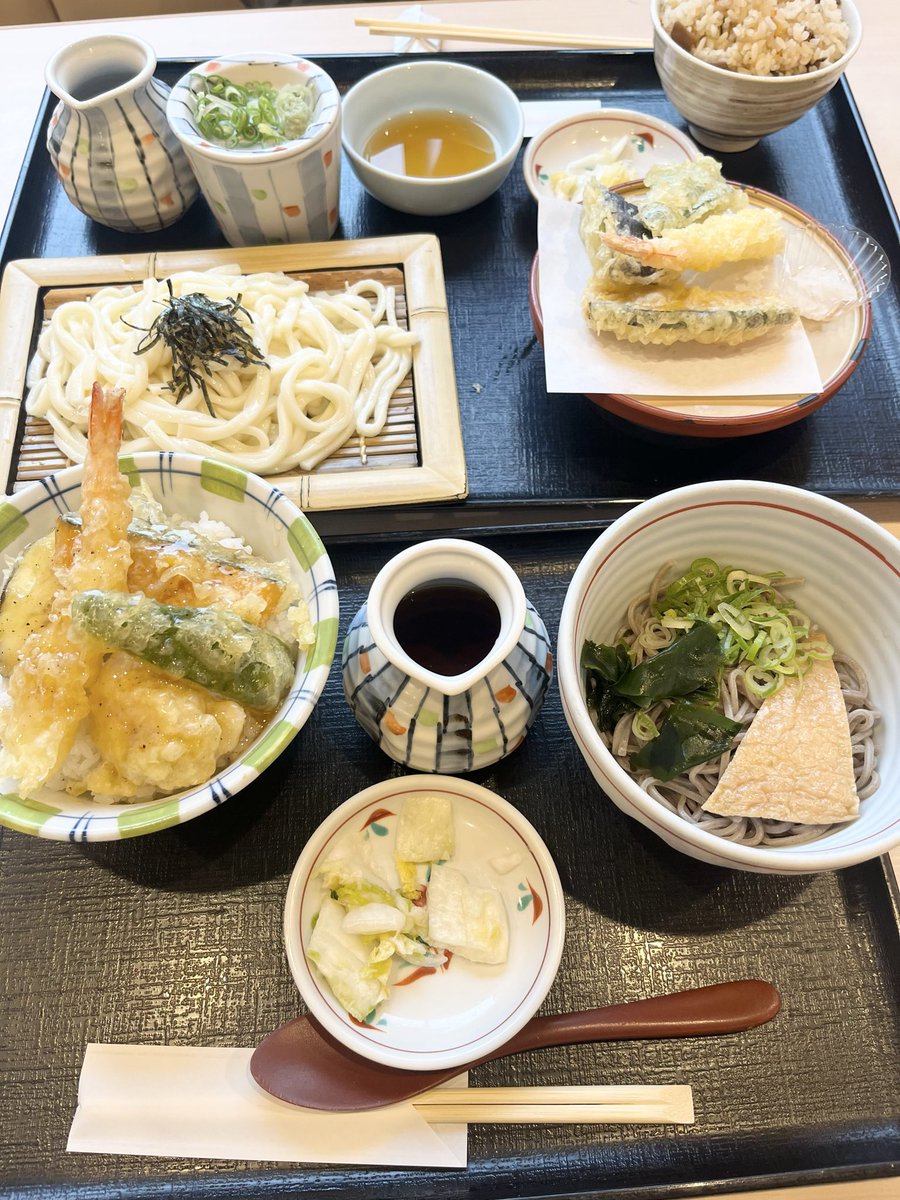 Megu_Rhy_thm's tweet photo. 大掃除頑張った、ご褒美ランチ
エビと鳥の塩天丼
息子はきのこご飯天ぷら御膳
タコの唐揚げ、2年半ぶりに食べたが変わらず絶品だった✨🐙✨

雨合間に来店するも、ほぼ待たずでラッキー！
食べ終えたら7組待ちだった💦 https://t.co/5fyYo3EFjE