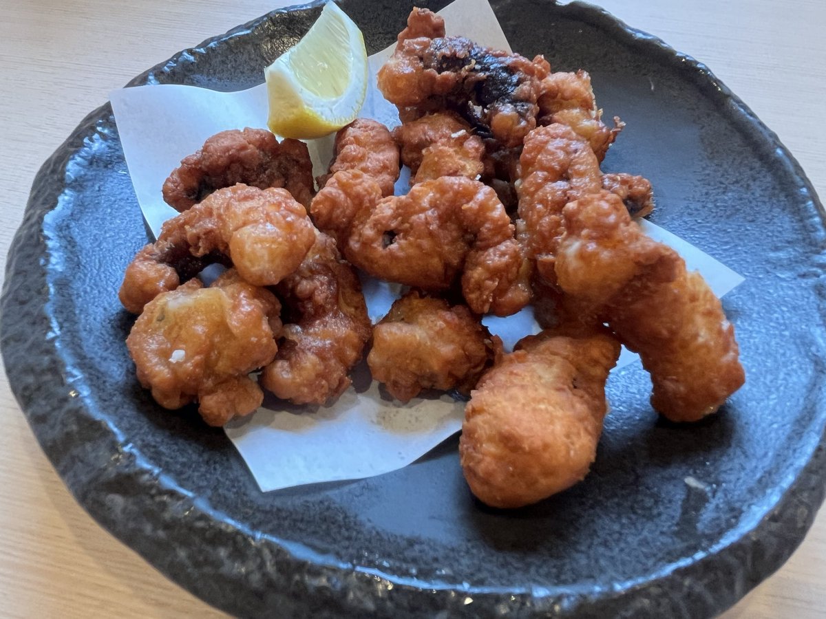 Megu_Rhy_thm's tweet photo. 大掃除頑張った、ご褒美ランチ
エビと鳥の塩天丼
息子はきのこご飯天ぷら御膳
タコの唐揚げ、2年半ぶりに食べたが変わらず絶品だった✨🐙✨

雨合間に来店するも、ほぼ待たずでラッキー！
食べ終えたら7組待ちだった💦 https://t.co/5fyYo3EFjE