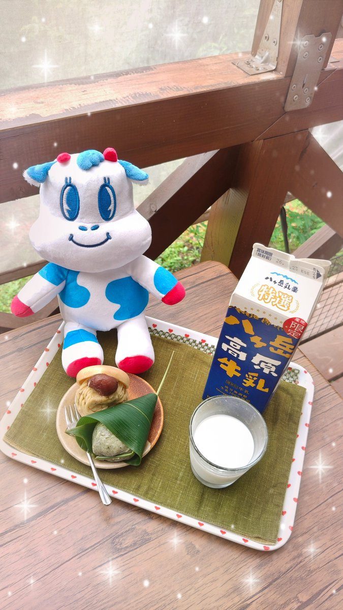 _sachiring_'s tweet photo. 伊那の和菓子屋さん「あかはね」の和菓子をお土産で頂いたので✨

甘い和菓子にはやっぱり牛乳でしょ🐮🩷と、言うことで八ヶ岳高原牛乳🥛と一緒に🍡

 #八ヶ岳乳業  #八ヶ岳乳業まきばの応援団  #やつみん  #PR https://t.co/gfUFWDyLjV