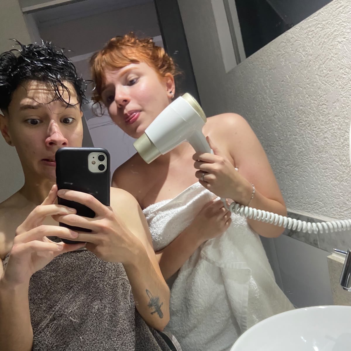 isayzblvd's tweet photo. eu e minha esposa (namorada) fazendo 1 ano de casadas (aniversário de namoro) na nossa casa (airbnb) 💞💞 https://t.co/d25MooMJG7