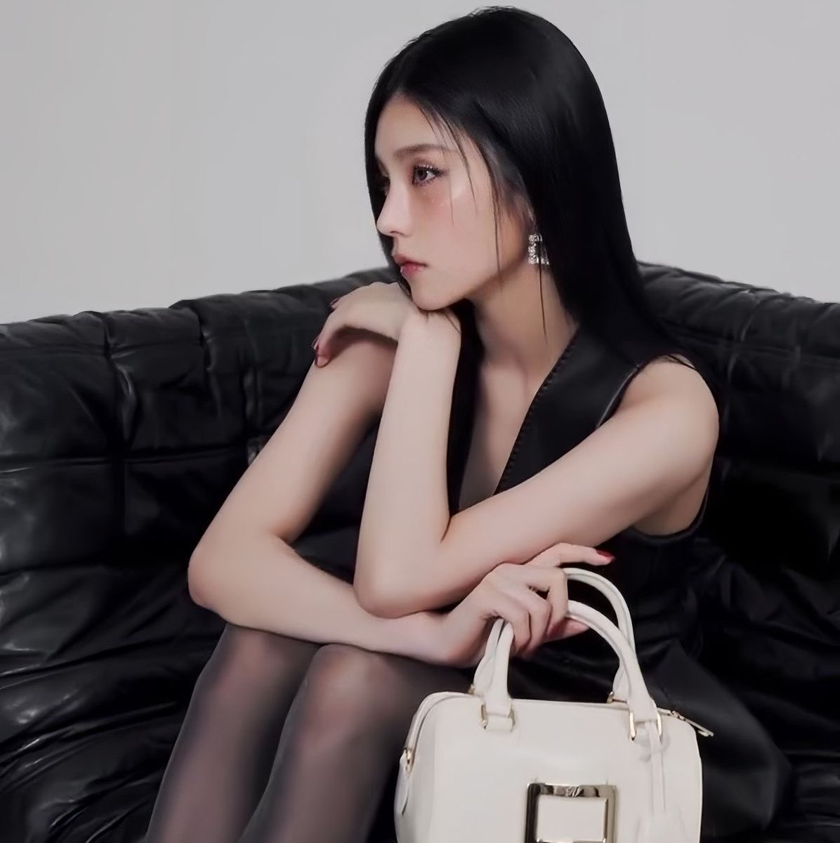 itzypopbase's tweet photo. ITZY’s Yeji has officially been confirmed to attend the Roger Vivier Grand Store opening event in Jakarta on September 24th.

Set to take place at the Plaza Indonesia mall starting at 5pm. https://t.co/ihn9YpepK2