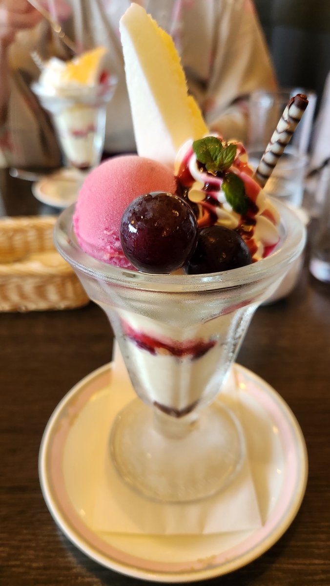 mooncat0802's tweet photo. 今日は日帰り温泉♨️食事のデザート、巨峰パフェです🍇 https://t.co/JccQG4jqUS