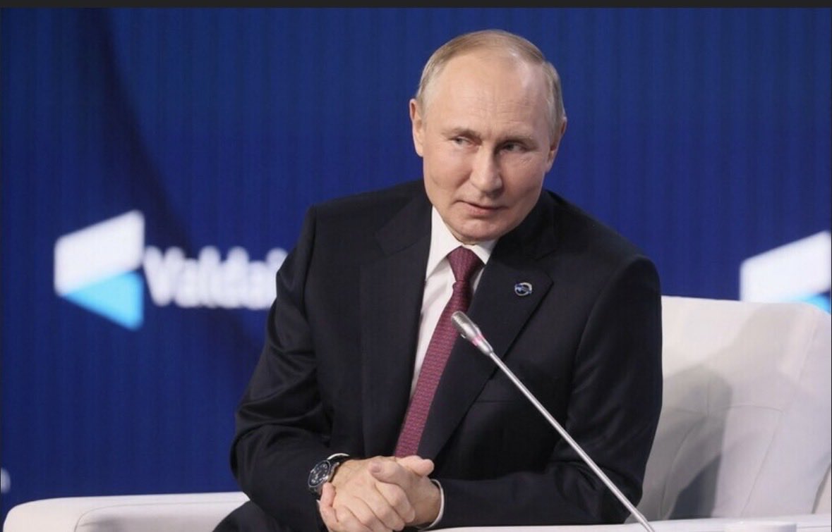 GrwaNnKqMn5nG68's tweet photo. ヨーロッパが、第三次世界大戦前夜の様相を呈している。

ウクライナの「国産」ドローン等によるロシアの主要石油攻撃。

プーチン大統領が、現在証拠を集めており、
もしもEU諸国が関わっていることが判明すれば、報復をするというのだ。

すでに、欧州各国では、食料の備蓄などが
呼びかけている。

トランプ大統領は、全予定をキャンセル。

日本はシルバーウィーク真っ最中の穏やか休日だが、

世界は、風雲急を告げている❗️