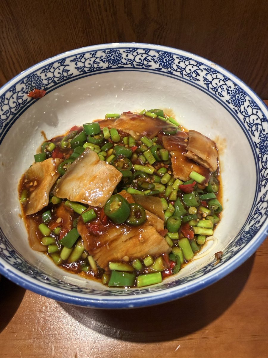 not1existence's tweet photo. 上海这家面馆真好吃诶！第一家稍微干巴了点，第二家的拌面味道很好 https://t.co/7kxM2KF5wu