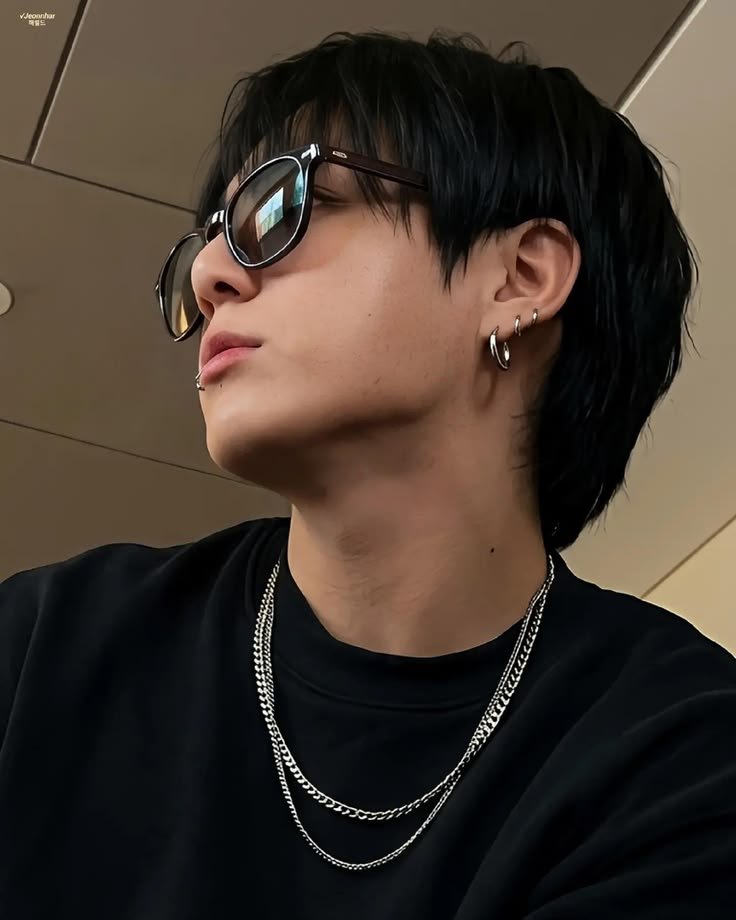anoyacahu's tweet photo. Uma #JkookAu onde...

Jimin tá quase indo pra faculdade e ainda é virgem — e sinceramente? Ele não vê problema nenhum nisso. O problema são os amigos, que não param de contar histórias sobre sexo como se fosse a coisa mais importante do mundo.
 Cansado de se sentir deslocado, ele decide resolver isso do jeito mais prático possível: vai perder com alguém experiente, que não vai fazer drama e que sabe o que tá fazendo.
A escolha óbvia: Jeon Jungkook, o popular gostosão.