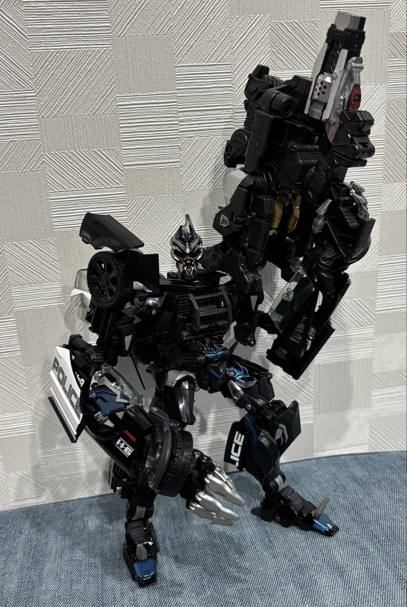 aiw6p4b's tweet photo. ギャバンのミニプラが格安だったので購入！
ギャバリオントリガー状態で手持ちのTFに持たせるなどした
#トランスフォーマー
#TF
#ギャバンインフィニティ https://t.co/WX49WtirW3