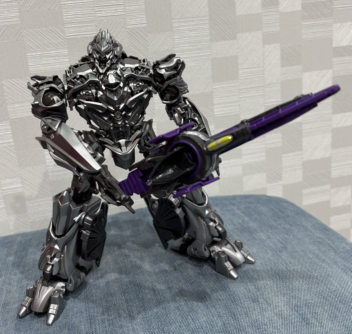 aiw6p4b's tweet photo. ギャバンのミニプラが格安だったので購入！
ギャバリオントリガー状態で手持ちのTFに持たせるなどした
#トランスフォーマー
#TF
#ギャバンインフィニティ https://t.co/WX49WtirW3