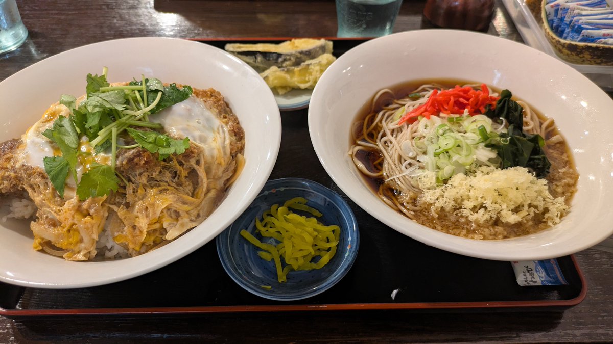 maniwani1's tweet photo. 群馬県　栄久庵
カツ丼と冷たいそばセット大盛り
唐揚げ1個トッピング
多くて美味いし、サービスでなす天も出てくるのは控え目に言って神ですね https://t.co/20sg7TlvHp
